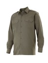 - Camisa tipo uniforme de manga larga con dos bolsillos con tapeta, botones del mismo tono que la prenda y galoneras en hombros