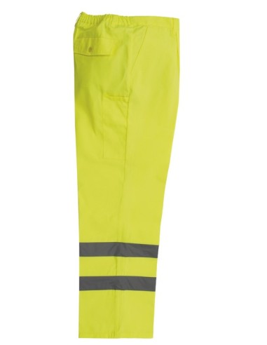 Pantalón de alta visibilidad con dos cintas reflectantes en las piernas. Elástico en la cintura, cuatro bolsillos y pespunte tr