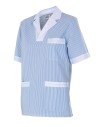 - Camisa pijama de mujer con cuello pico, manga corta y tres bolsillos con vivos en color blanco. abertura en los laterales.
-