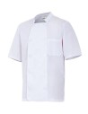 chaqueta de cocinero de manga corta con cuello tirilla. doble botonadura cruzada, un bolsillo de parche en el pecho y pliegues 
