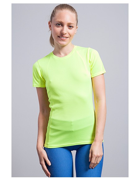 Camiseta deportiva de mujer, con costura decorativa en frente, espalda y mangas. Ligeramente entallada.