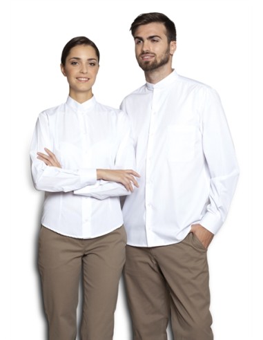 Blusa entallada de señora de manga larga con un tejido popelín de 115 gr/m2. Cuello mao, botón en puño, sin tapeta en botonadur