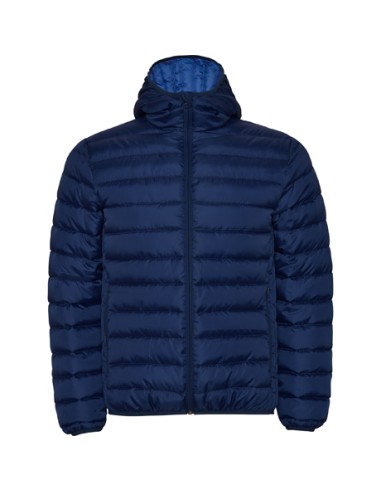 Chaqueta de hombre acolchada con relleno tacto pluma y capucha fija ajustada.
1.- Cremalleras invertidas a tono con protector 